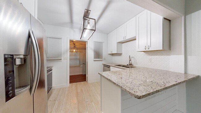 Building Photo - 214 15th Ave W