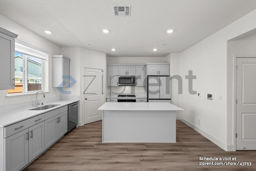 Building Photo - 437 Manhattan Dr