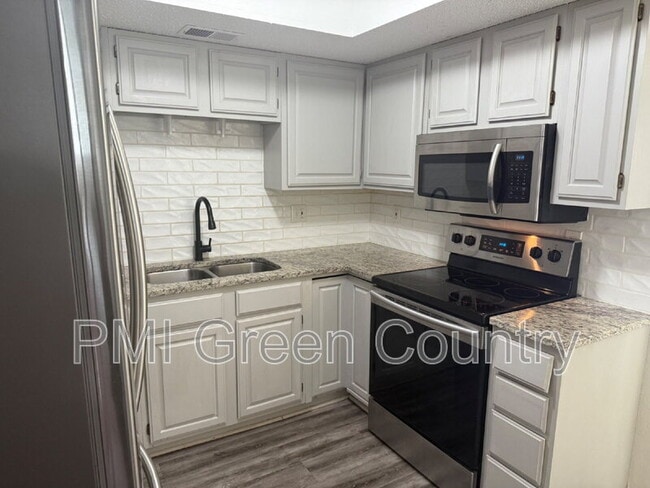Building Photo - 9121 E 69th Pl