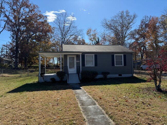 Primary Photo - Charming 2 Bedroom Home With Spacious Yard!