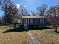 Building Photo - Charming 2 Bedroom Home With Spacious Yard!