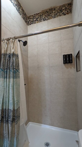 Building Photo - 902-904 W Locust St