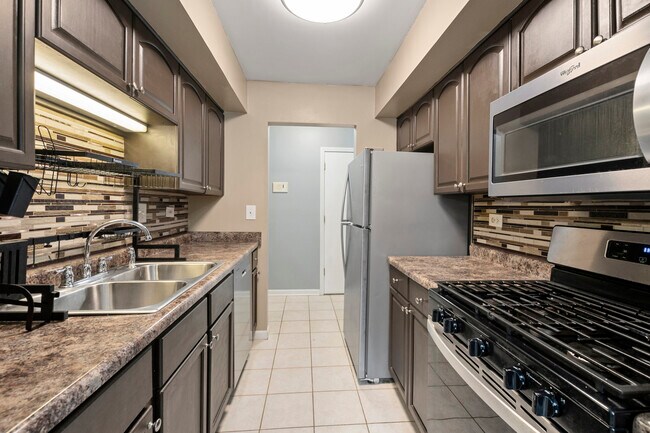 Building Photo - 2214 Country Club Dr