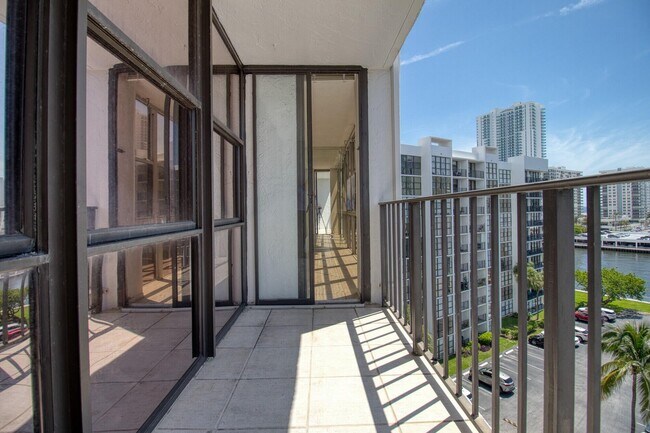 Building Photo - 800 Parkview Dr