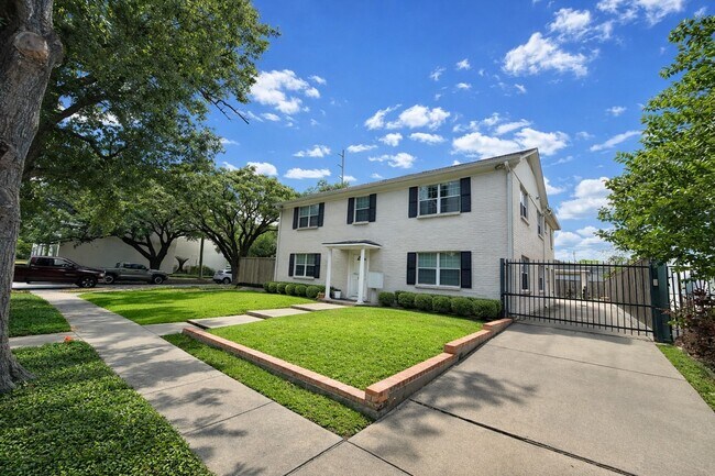 Building Photo - 2126 Banks St