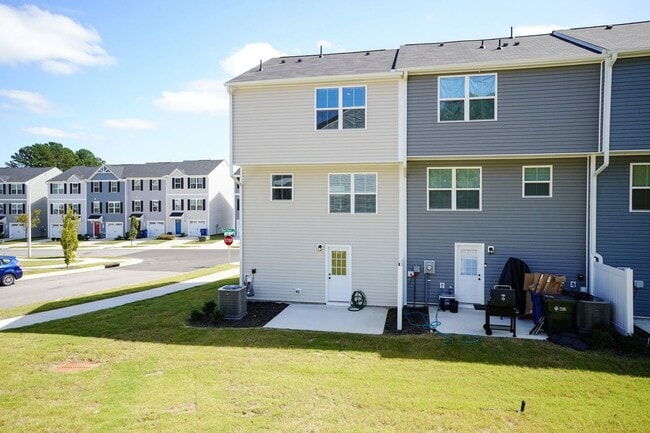 Building Photo - Brand New End-Unit Townhome in Raleigh