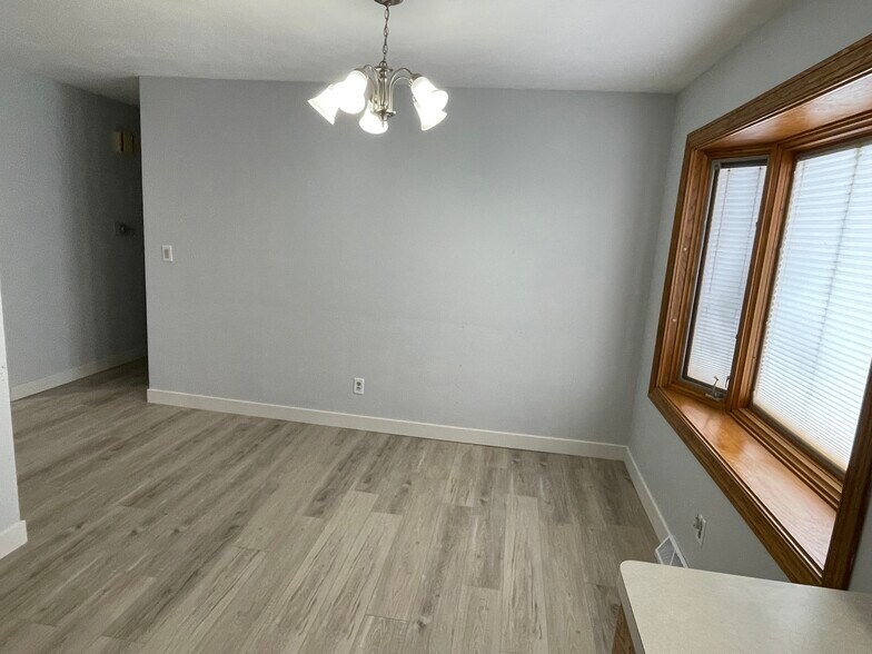 Building Photo - 1210 Woodridge Dr