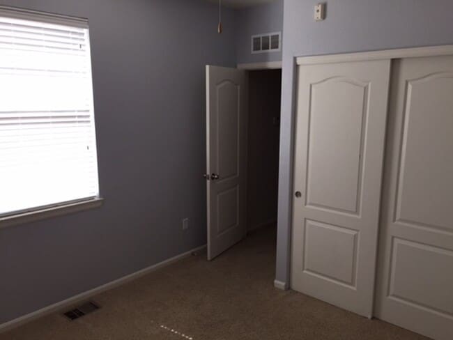 Building Photo - 2 bed/2.5 bath Townhome