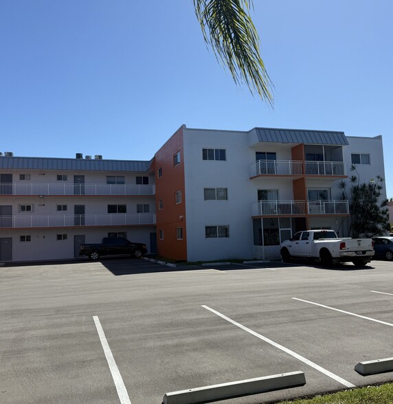 3rd floor corner unit - 11311 SW 200th St