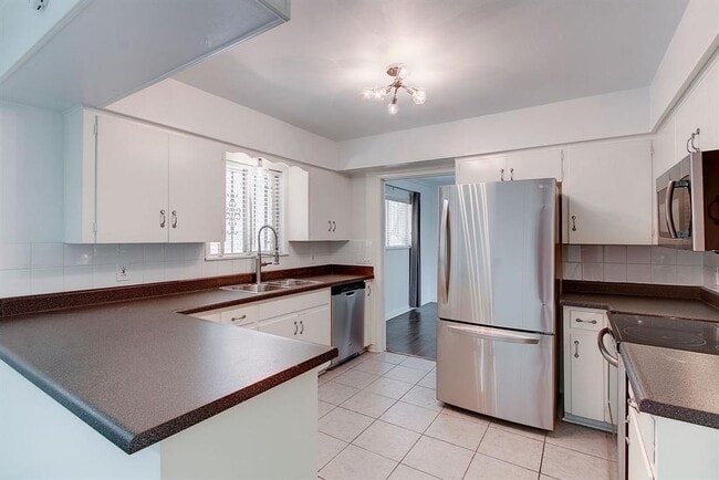 Building Photo - 1304 Loma Dr