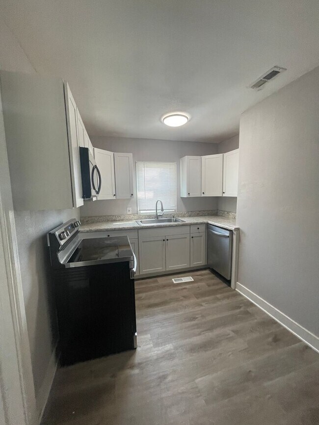 Building Photo - 2 bedroom One bath with new appliances