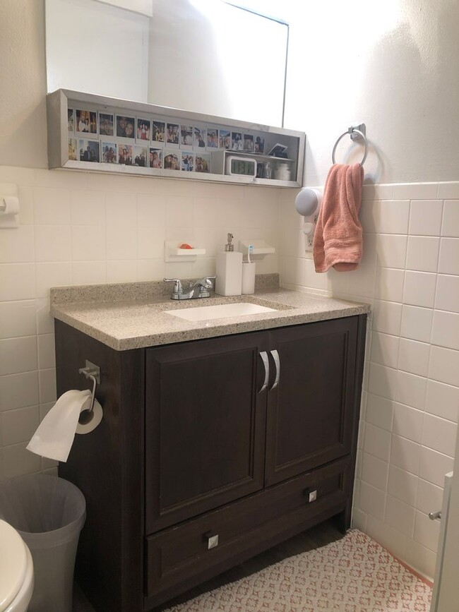 Building Photo - Amazing 1 bed 1 bath with off street parking.