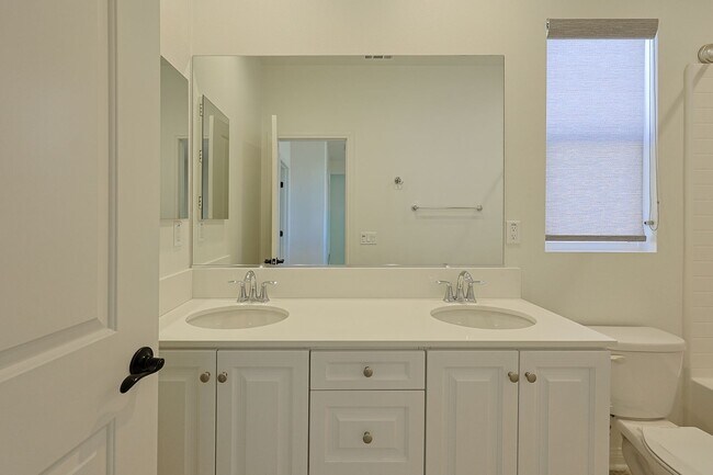 Building Photo - Gorgeous 4 Bedroom and 3 Bath Home in Chula vista/Otay Ranch Area