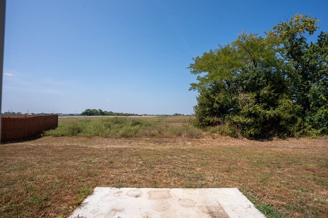 Building Photo - Beautiful newer 3 bed home with 3 car garage