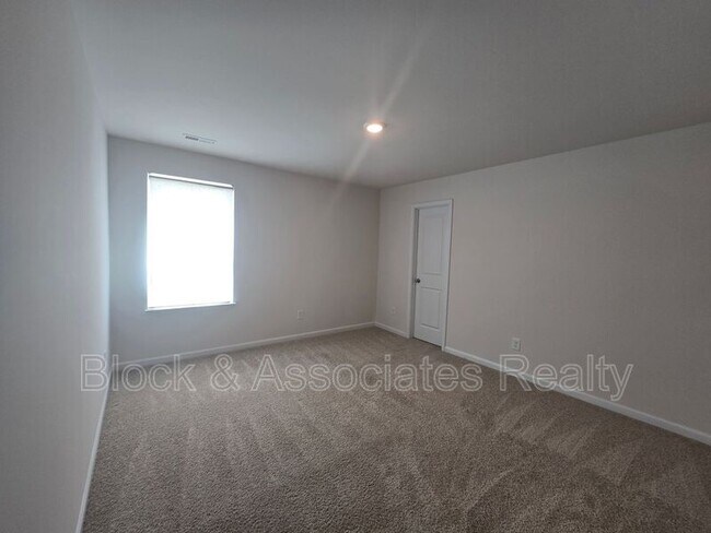 Building Photo - 310 Beresford Wy