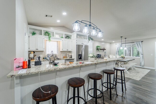 Building Photo - Charming 4 bedroom, 3 bathroom with lots of outdoor living space.