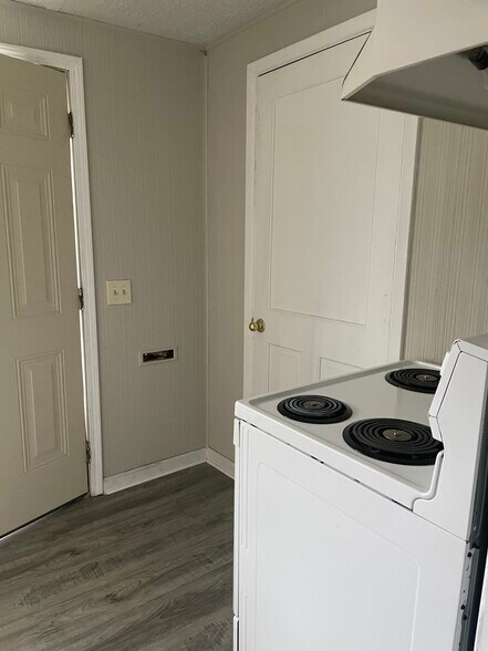 Kitchen - 343 Sturges Ave