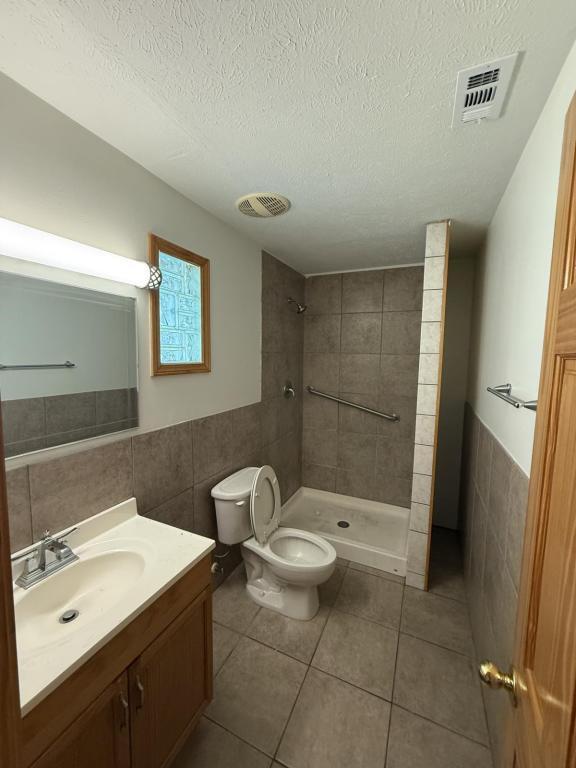 Building Photo - 2906 Pineland Dr