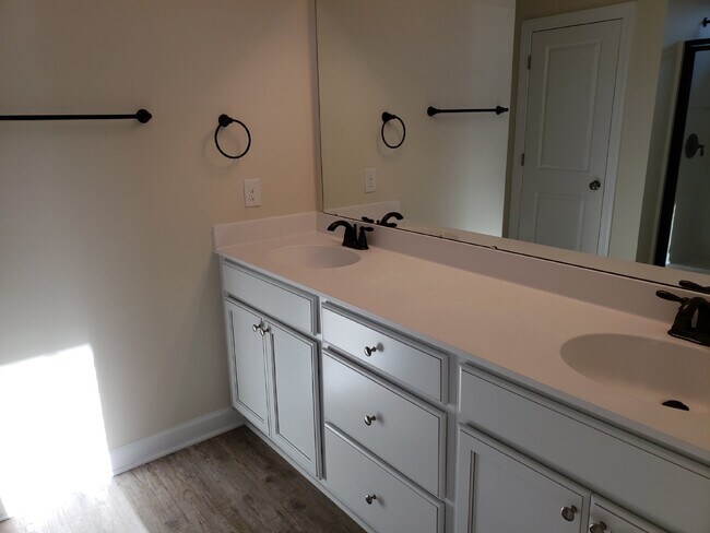 Building Photo - Three-Bedroom Home for Rent in New Riverside!