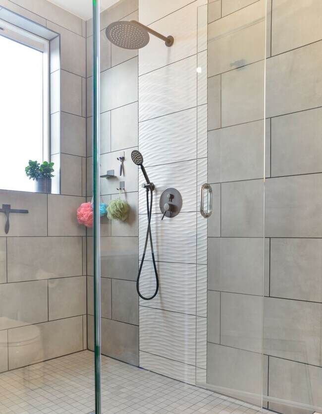 Building Photo - Modern 3 bed/ 2.5 bath townhome in Ballard!