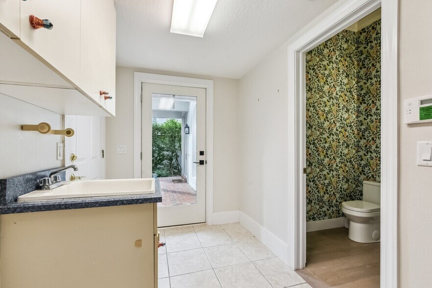 Building Photo - 1441 Place Vendome