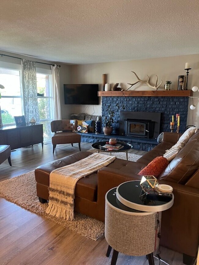 Building Photo - ? **Charming Single-Level Home Just Minute...