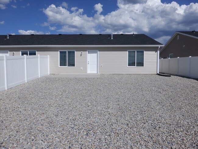 Building Photo - Move-in Discount - 3 bedroom - 2 Bath - Si...