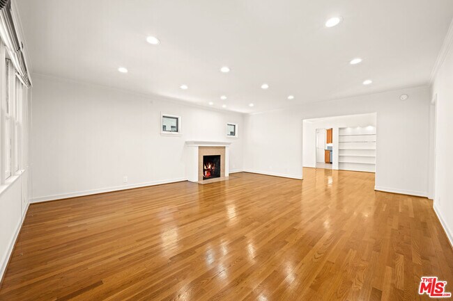 Building Photo - 704 Westbourne Dr
