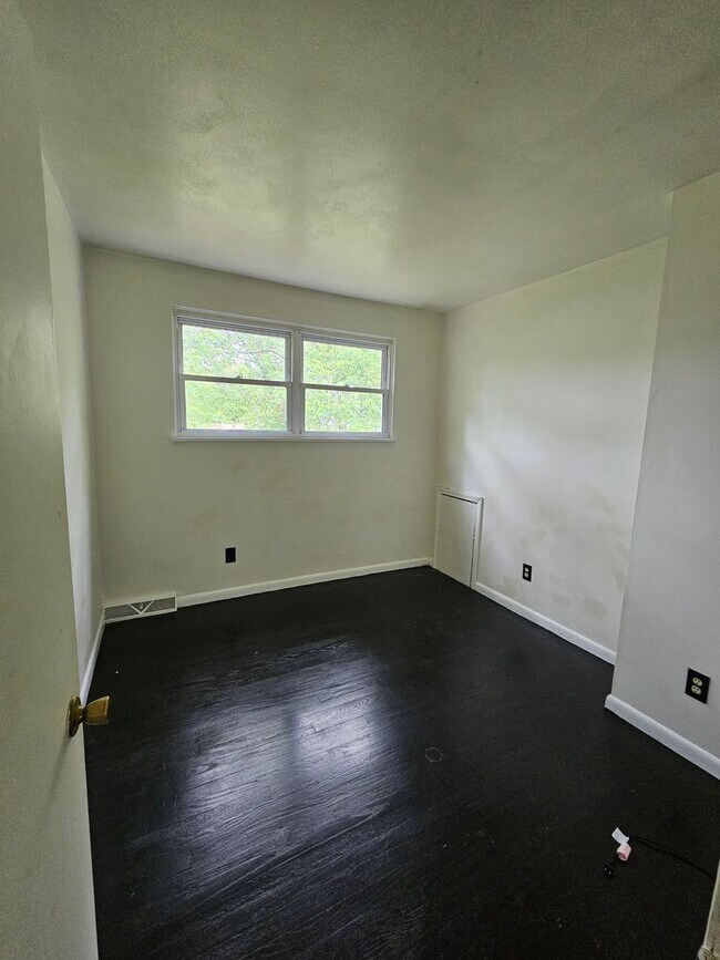 Building Photo - 4 Bedroom