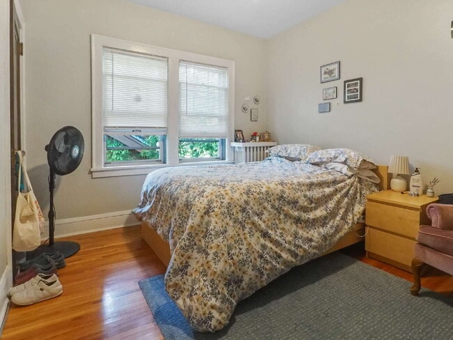 Building Photo - Beautiful Upper Level 3 Bedroom Duplex nea...