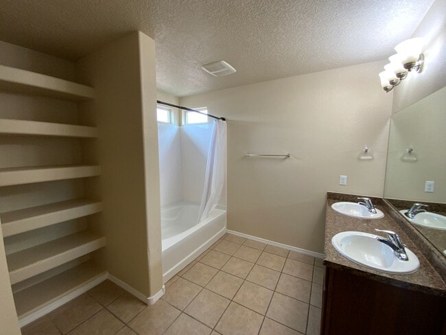Building Photo - 3 Bedroom Single Story Home Available in T...