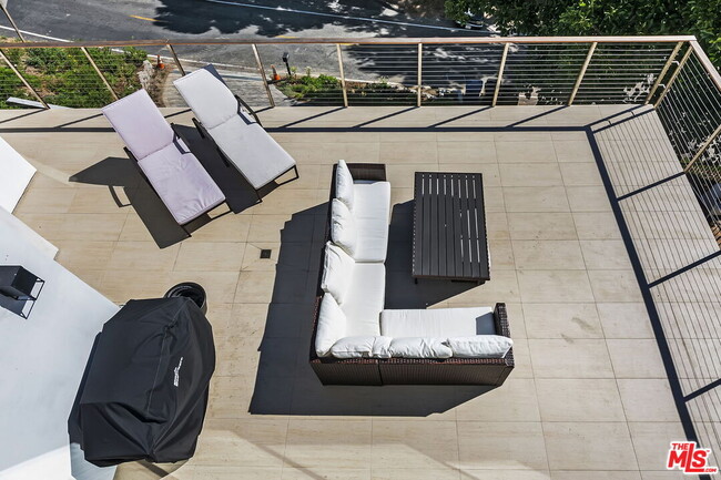 Building Photo - 3843 Rambla Pacifico St