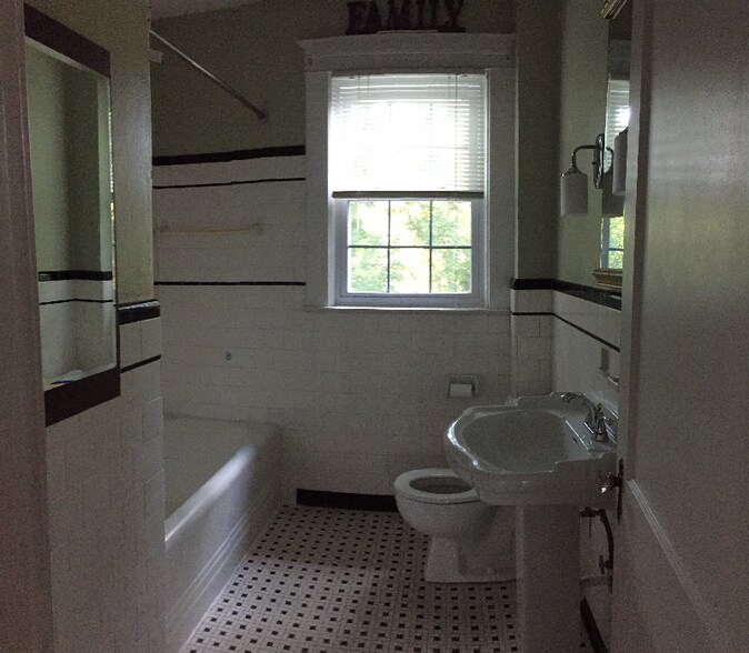 Building Photo - 157 Linden Ave