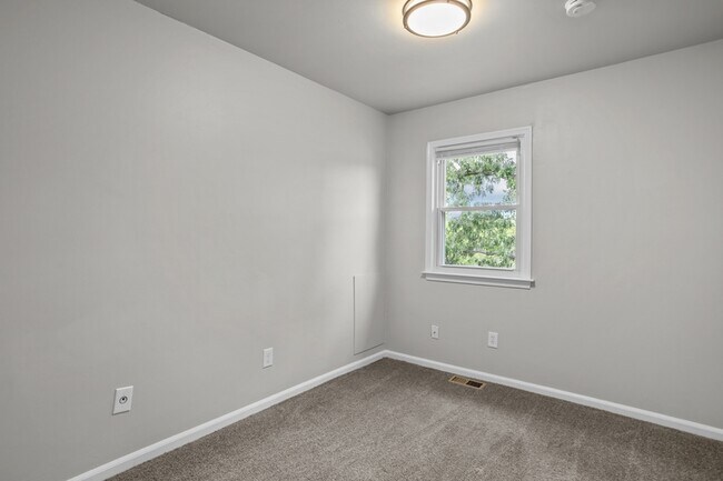 Building Photo - 913 Laredo Ct