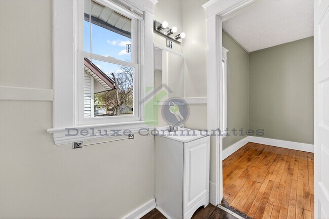 Building Photo - Beautiful Two Bedroom Lower Unit! Available NOW!!