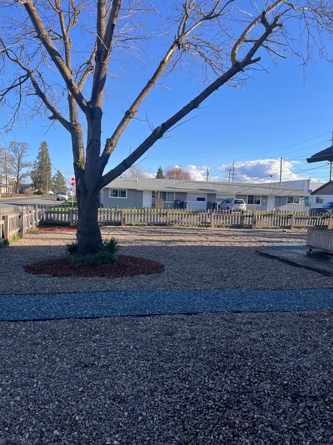 Building Photo - 315 N 1st St