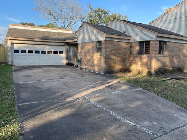 Building Photo - 18002 Hollywell Dr