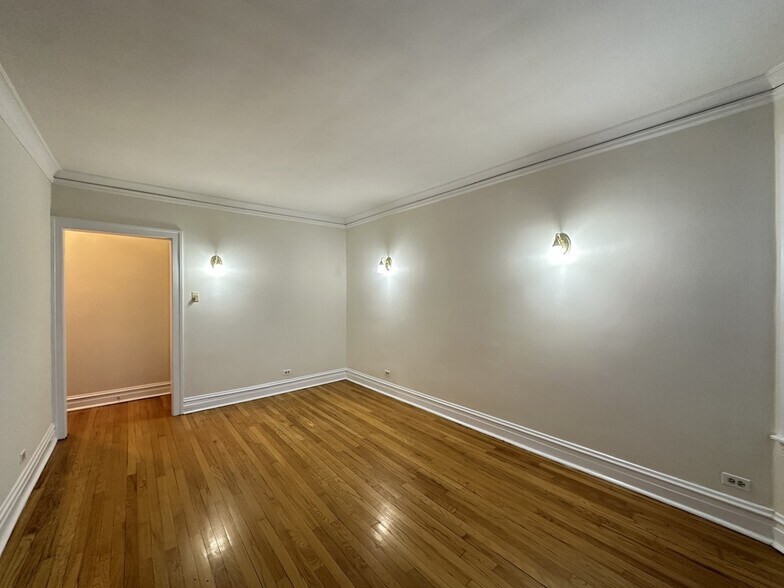 Building Photo - 1913 W Larchmont Ave