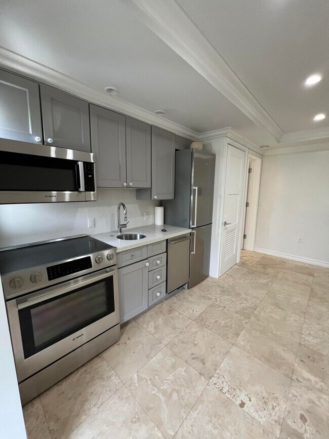 Building Photo - 252 Oleander Ave