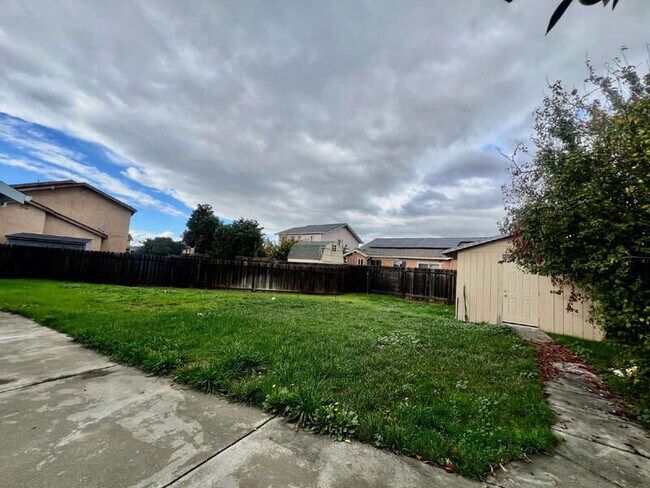 Building Photo - 827 Crested Dr