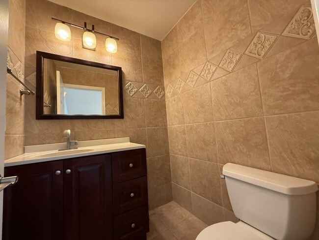 Building Photo - Bright & Updated 2BR Townhome Across from Fremont Park