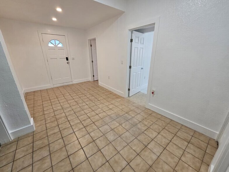 Building Photo - 11320 NW 59th Ave
