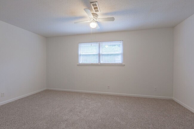Building Photo - Charming 2-Bedroom, 1.5-Bath Townhouse in ...