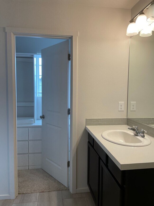 Building Photo - Spacious Vancouver Home in Cul-De-Sac With A Loft & Premium Deck!