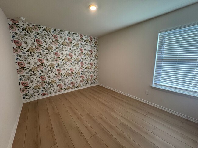 Building Photo - Pristine in Princeton!