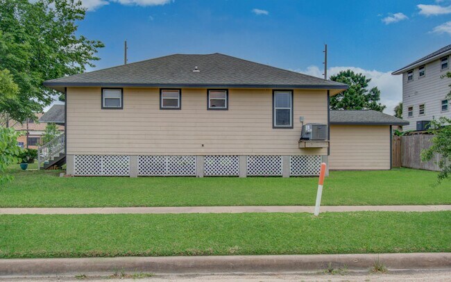 Building Photo - 701 31st St
