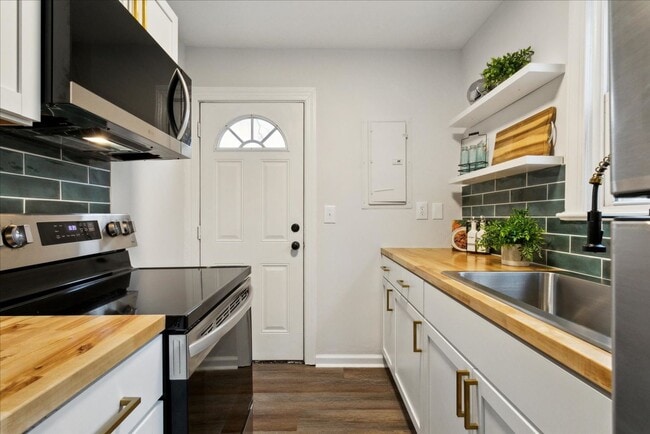 Building Photo - Renovated home in Heart of Hampton Roads