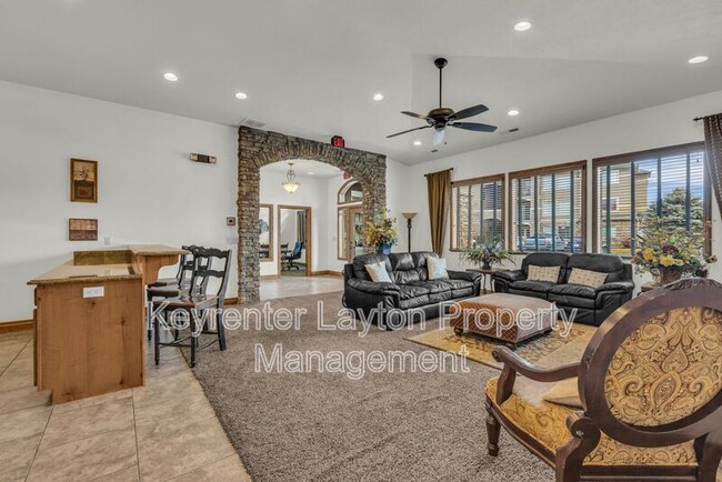 Building Photo - 905 S Main St