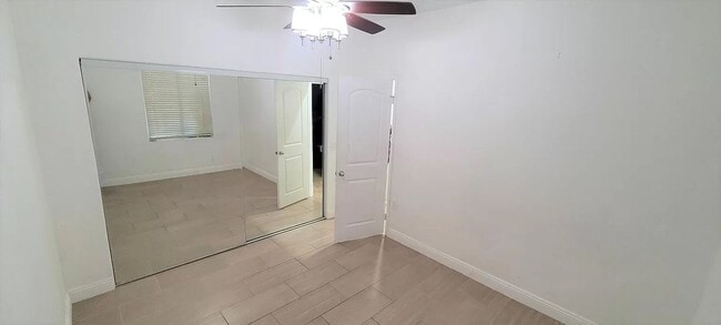 Building Photo - Hidden gem in prestigious community of Palm Desert - Convineant to access from everywhere.