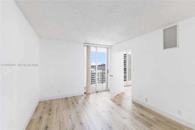 Building Photo - 7601 E Treasure Dr